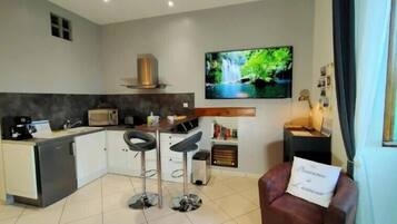 Classic Apartment, Garden View | Private kitchen