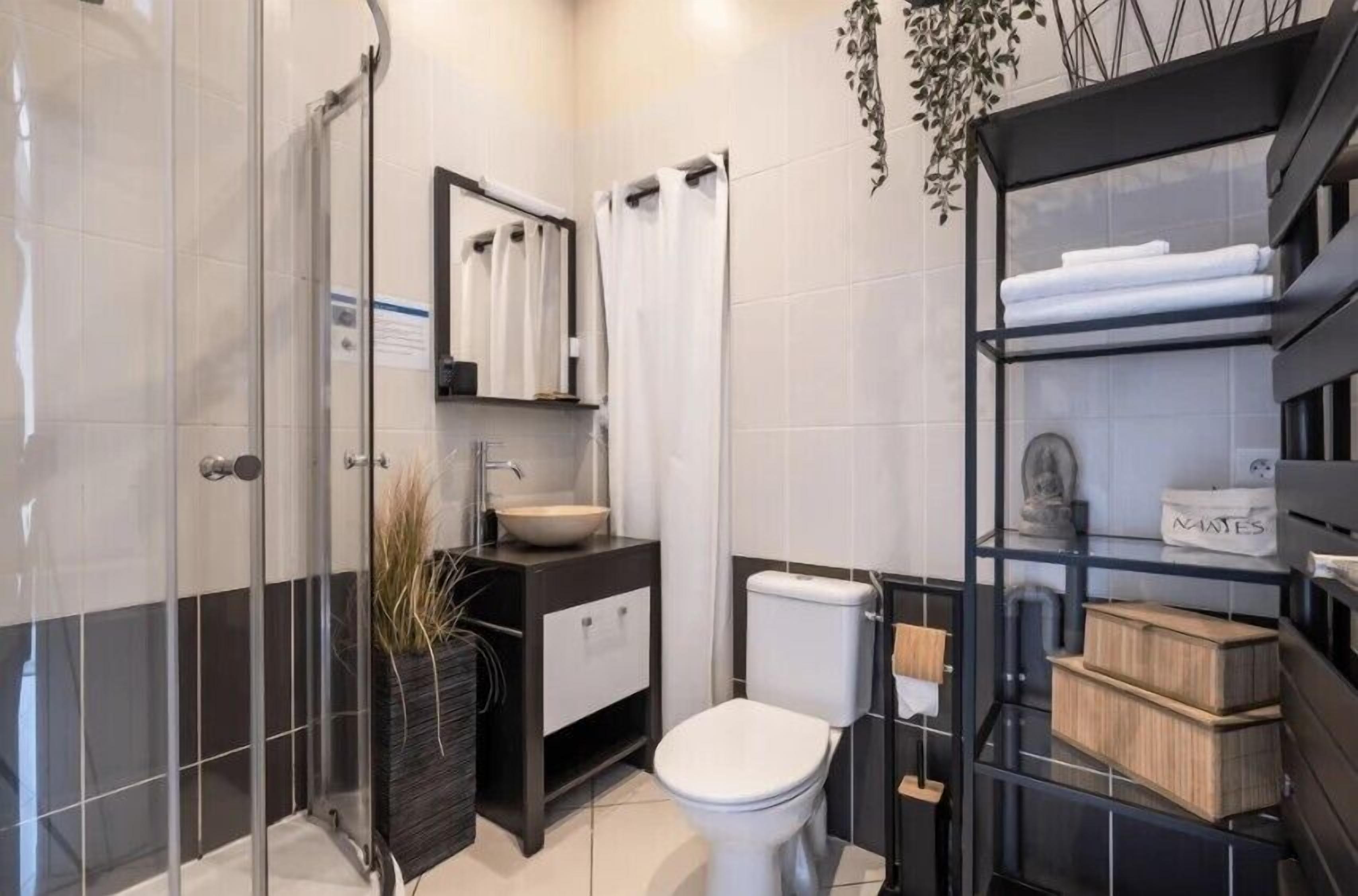 Classic Apartment, Garden View | Bathroom
