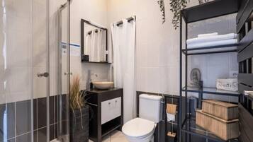 Classic Apartment, Garden View | Bathroom