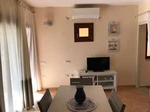 Klassiek appartement | Woonruimte | Een 32-inch lcd-televisie met satellietzenders