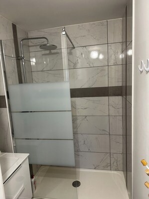 Secadora de cabello, toallas, jabón, papel de baño