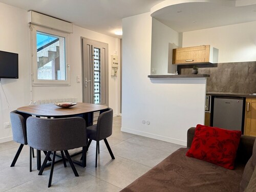 Le Bacquin 21 town center 2 minutes away, train station 700 m away, secure private parking.