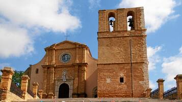 Une église historique dotée d’un clocher et d’une horloge.