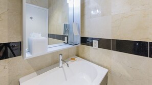 Dusche, Haartrockner, Handtücher, Seife
