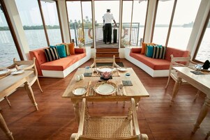 Desayuno continental diario (USD 10 por persona)