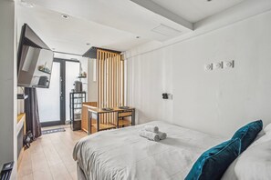 1 chambre, bureau, accès Internet, draps fournis