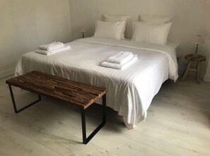 Appartement de base, vue sur la ville | Fer et planche à repasser, accès au Wi-Fi (inclus)