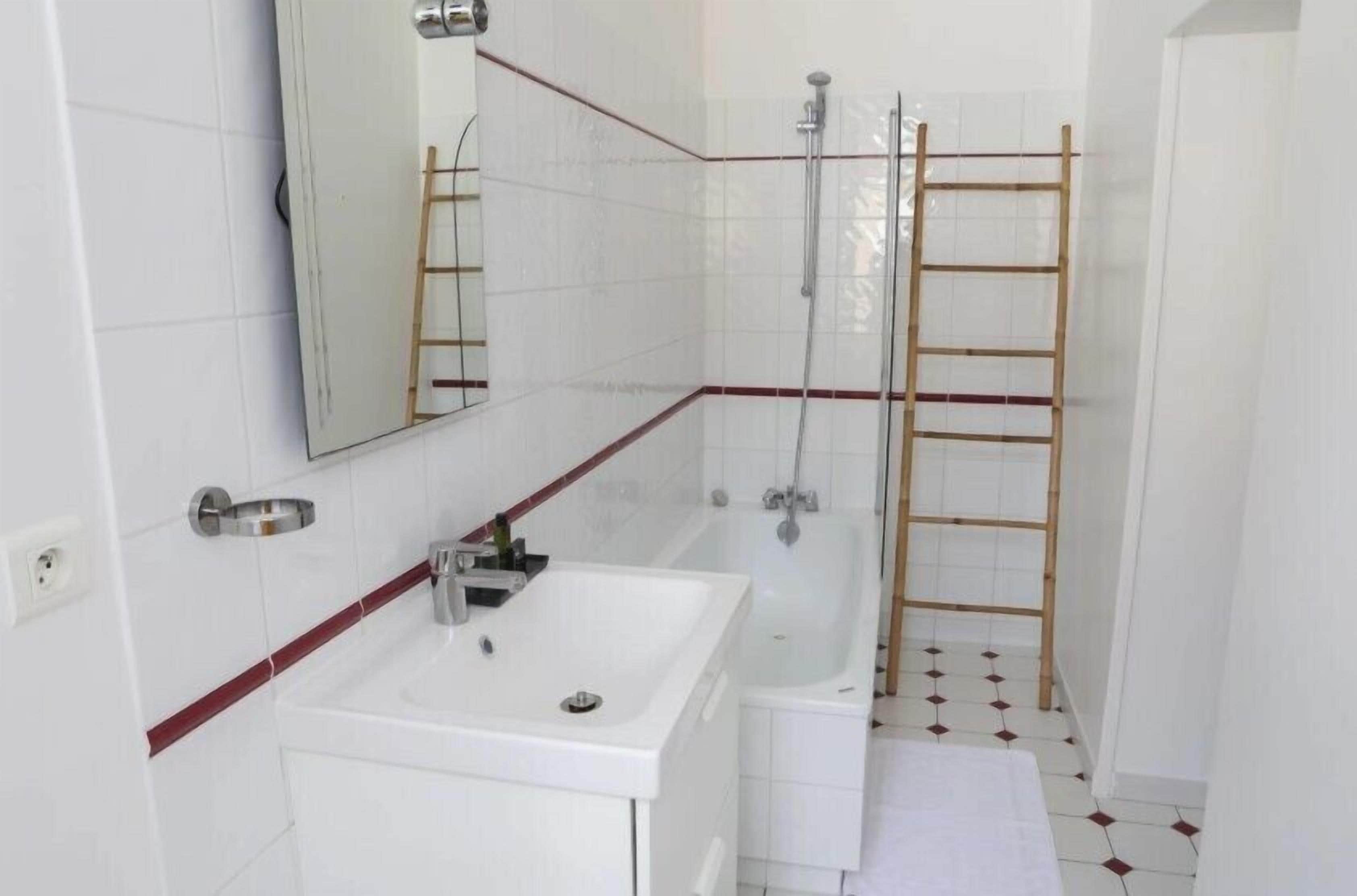 Comfort appartement, uitzicht op de stad | Badkamer | Badjassen