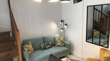 Departamento básico, vista a la ciudad | Área de sala de estar | Televisión