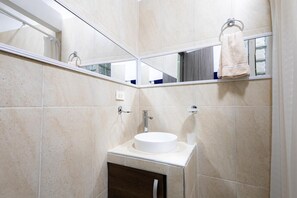 Sèche-cheveux, serviettes fournies, savon, papier toilette