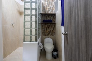 Sèche-cheveux, serviettes fournies, savon, papier toilette