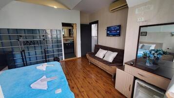 Superior Double Room | Minibar, individually decorated, individually furnished, desk