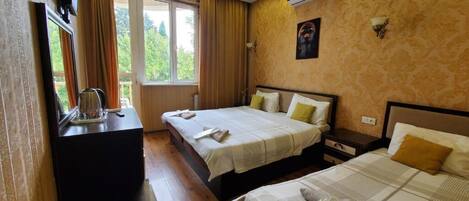 1 habitación, escritorio y espacio para trabajar con laptop