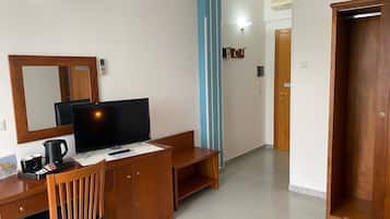 Habitación doble Deluxe, balcón | Caja de seguridad en la habitación y escritorio