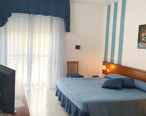 Caja de seguridad en la habitación y escritorio