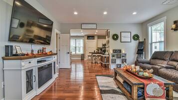 Signature House, 3 Bedrooms, Non Smoking, Patio | Living room | 49-inch Smart TV with digital channels