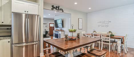 Signature House, 3 Bedrooms, Non Smoking, Patio | In-room dining