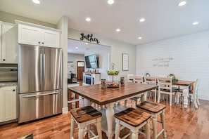 Signature House, 3 Bedrooms, Non Smoking, Patio | In-room dining