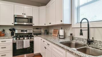 Signature House, 3 Bedrooms, Non Smoking, Patio | Private kitchen | Fridge, microwave, oven, stovetop