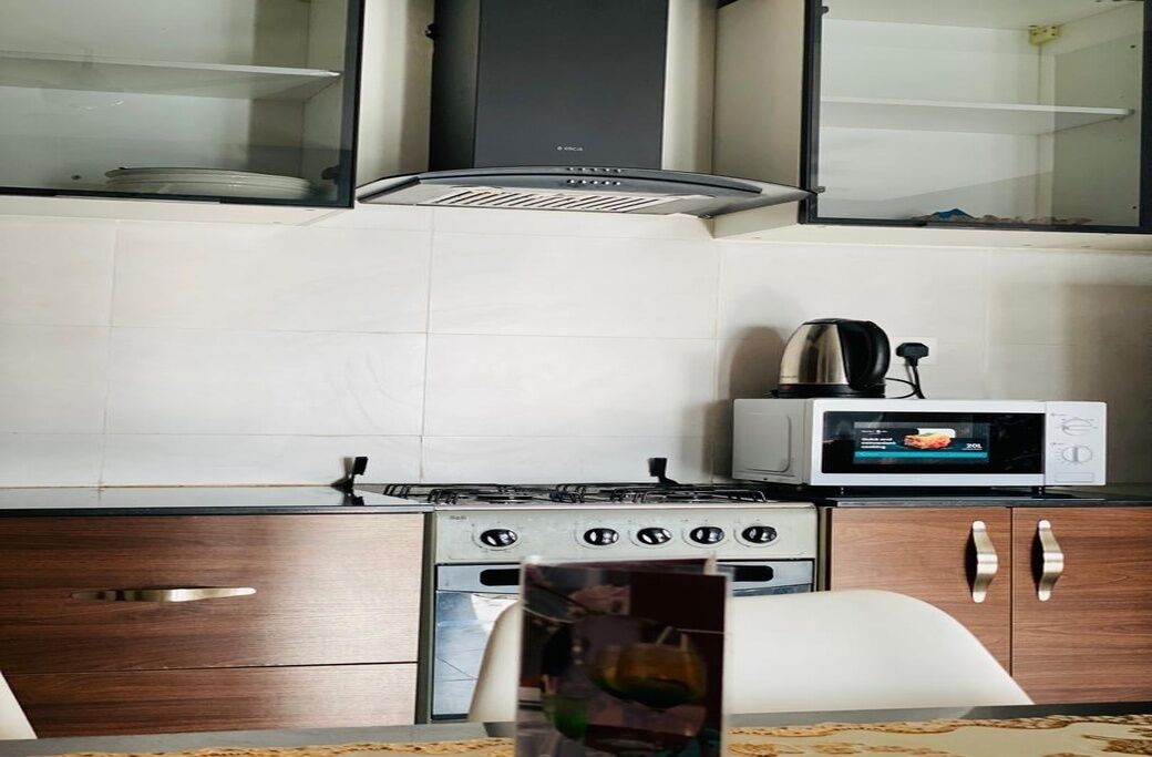 Kjøleskap, mikrobølgeovn, ovn og vannkoker