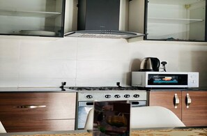 Frigorífic, microones, forn i bullidora elèctrica 