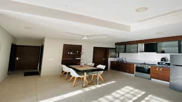 Frigorífico, microondas, horno y hervidor eléctrico