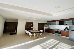 Kjøleskap, mikrobølgeovn, ovn og vannkoker