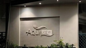 En byggnadsentré med skylten ”AQUAVIEW” upplyst.