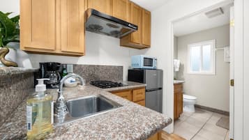 Coffee/tea maker, fridge, microwave, stovetop