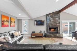 Smart TV, fireplace