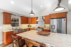 冷蔵庫、電子レンジ、オーブン、コンロ