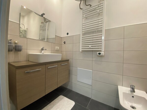 Dusche, Haartrockner, Bidet, Handtücher