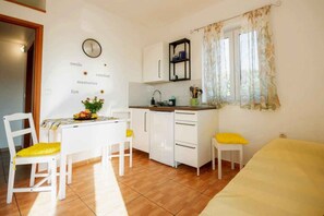 Interior - Holiday apartment with air conditioning and barbecue near the beach (Klimno)