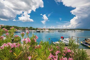 Marina - Holiday apartment with air conditioning and barbecue near the beach (Klimno)