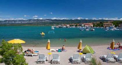 Holiday apartment with air conditioning and barbecue near the beach