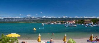 Holiday apartment with air conditioning and barbecue near the beach
