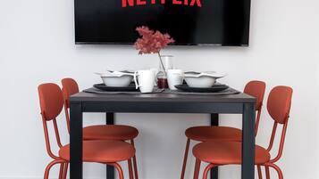 Familieleilighet, byutsikt | Oppholdsområde | En 50-tommers smart-TV med kabel-kanaler samt Netflix