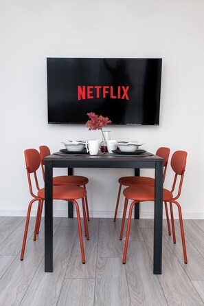 Apartamento familiar, vistas a la ciudad | Zona de estar | Smart TV de 50 pulgadas con canales por cable, Netflix