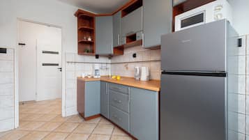 Refrigerador con freezer, microondas, horno, placa de cocina