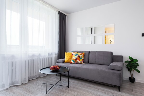 Departamento familiar, vista a la ciudad | Área de sala de estar | Smart TV de 50 pulgadas con canales por cable y Netflix