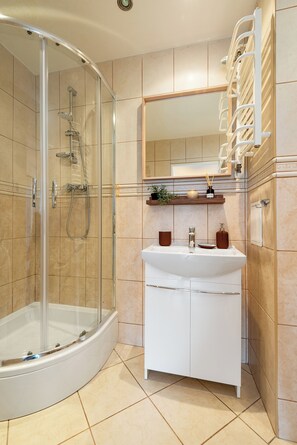 Apartamento familiar, vistas a la ciudad | Baño | Ducha, artículos de higiene personal gratuitos y secador de pelo