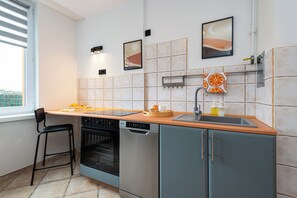 Apartamento familiar, vistas a la ciudad | Cocina privada | Frigorífico grande, microondas, horno y placa de cocina