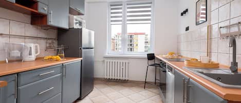 Appartement Familial, vue ville | Cuisine privée | Grand réfrigérateur, micro-ondes, four, plaque de cuisson