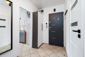 Apartamento familiar, vistas a la ciudad | Zona de estar | Smart TV de 50 pulgadas con canales por cable, Netflix