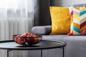 Departamento familiar, vista a la ciudad | Área de sala de estar | Smart TV de 50 pulgadas con canales por cable y Netflix