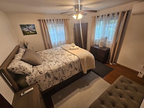 4 bedrooms, iron/ironing board, WiFi, bed sheets