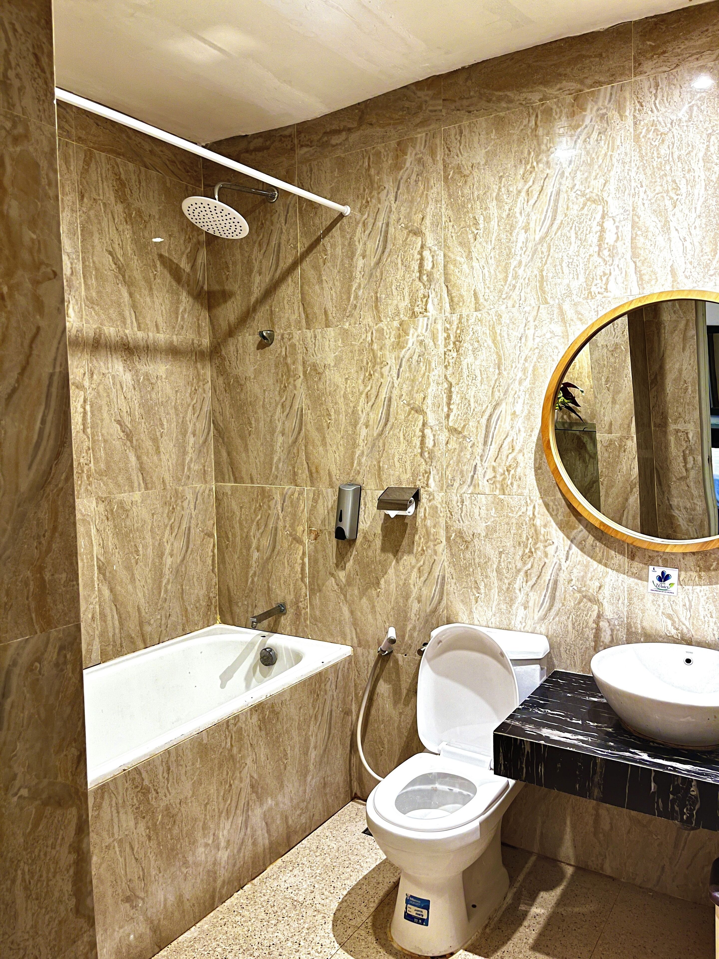 Ducha, toallas, jabón, papel higiénico