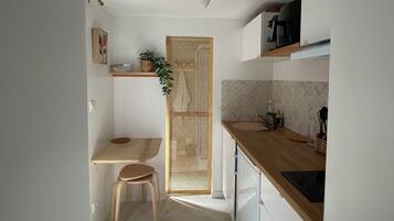 Frigorífic, microones, forn i placa de cuina