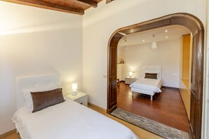 4 slaapkamers, een strijkplank/strijkijzer, gratis wifi, beddengoed