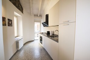 Fridge, oven, dishwasher, coffee/tea maker
